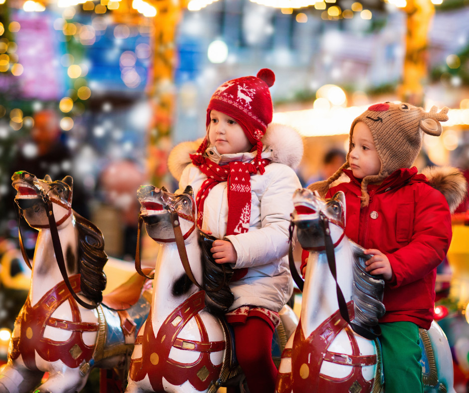 Dzieci na świątecznym jarmarku
