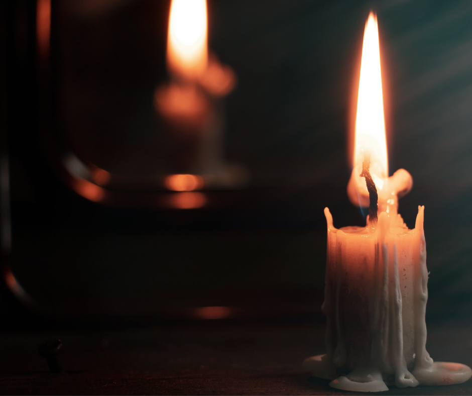 Klimatyczne oświetlenie na andrzejkach Świece na andrzejkowym stole