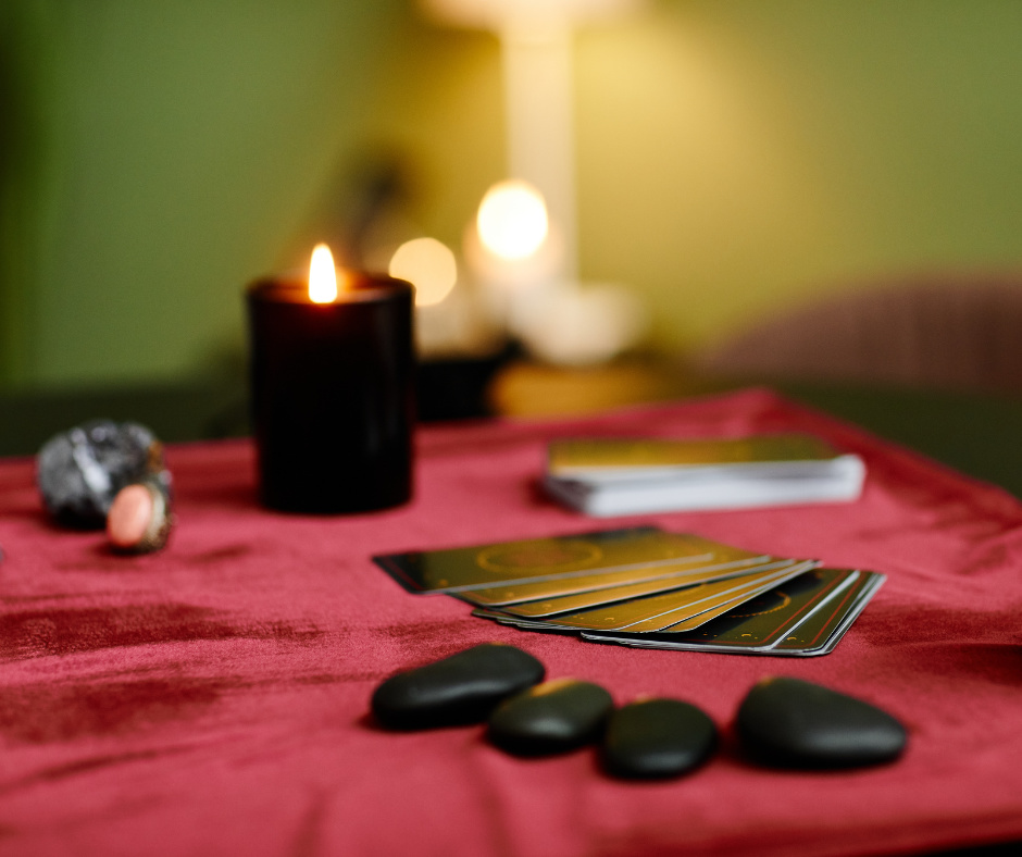 Stół z wróżbami na andrzejkach