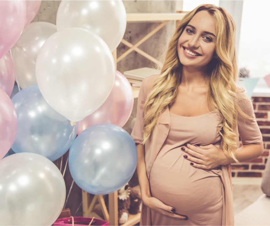 Młoda mama podczas zabawy na baby shower