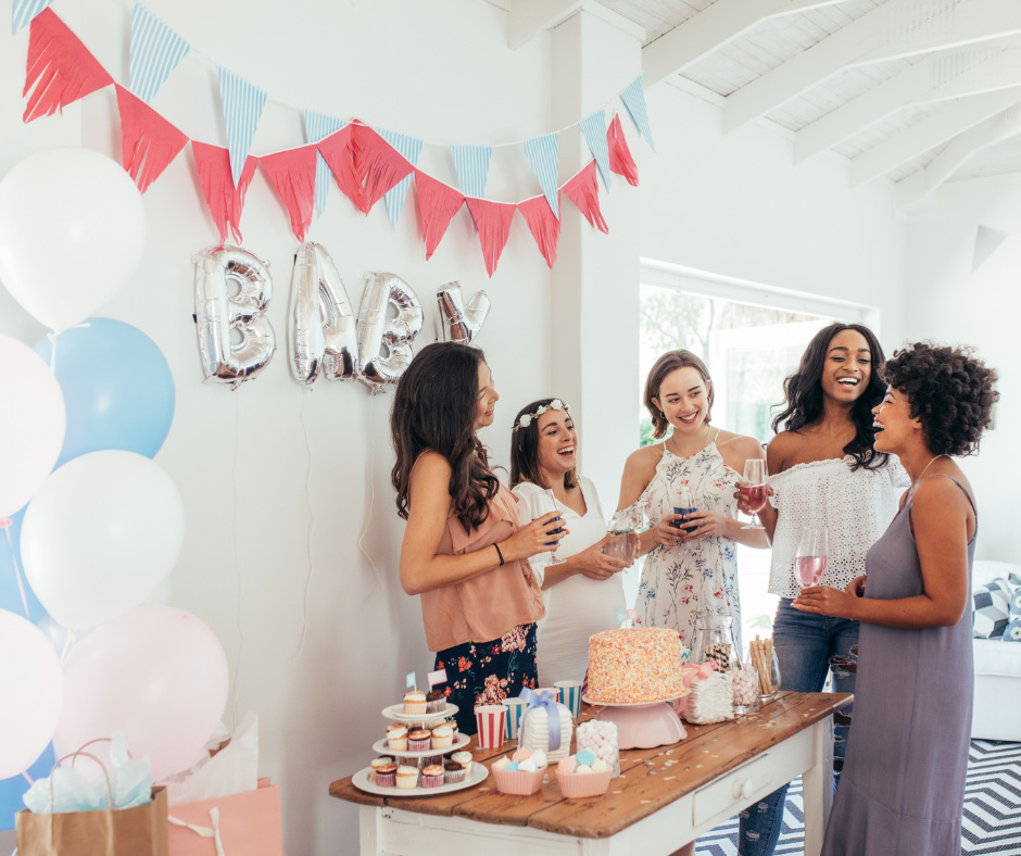 Goście wokół stołu z przekąskami