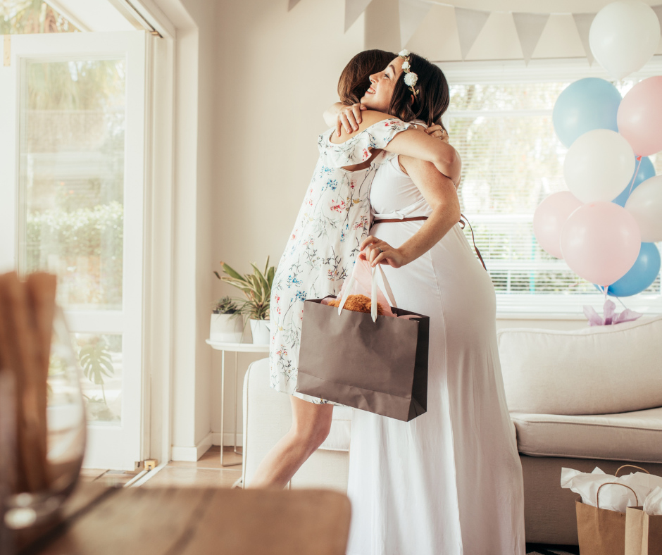 Młoda mama z prezentem na baby shower