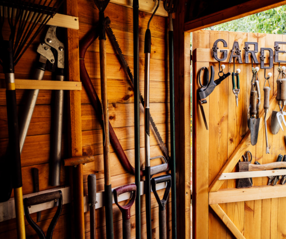 Warsztat majsterkowicza w namiocie magazynowym