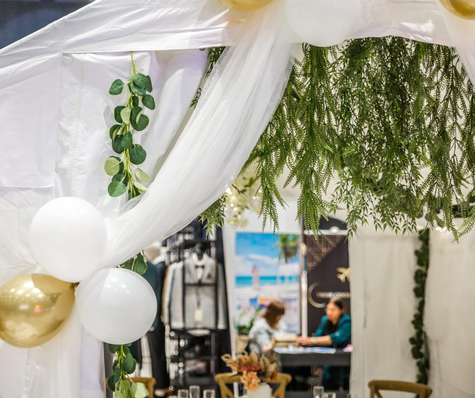 Zielone dekoracje w namiocie imprezowym