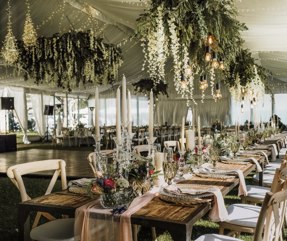 Roślinne dekoracje sufitu w namiocie weselnym