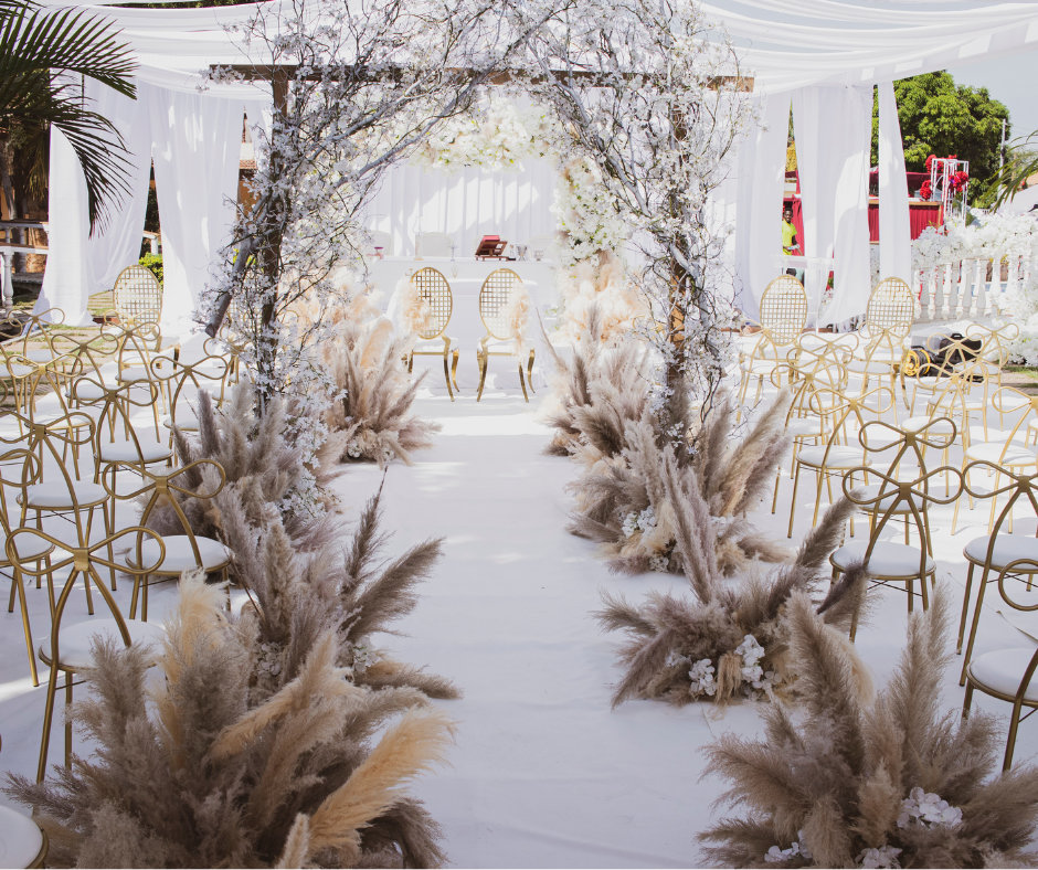 Estetyczne wnętrze namiotu weselnego