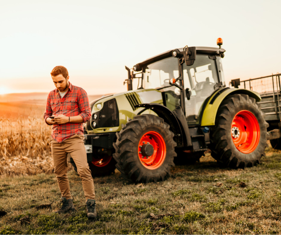 Prace rolnicze na polu uprawnym