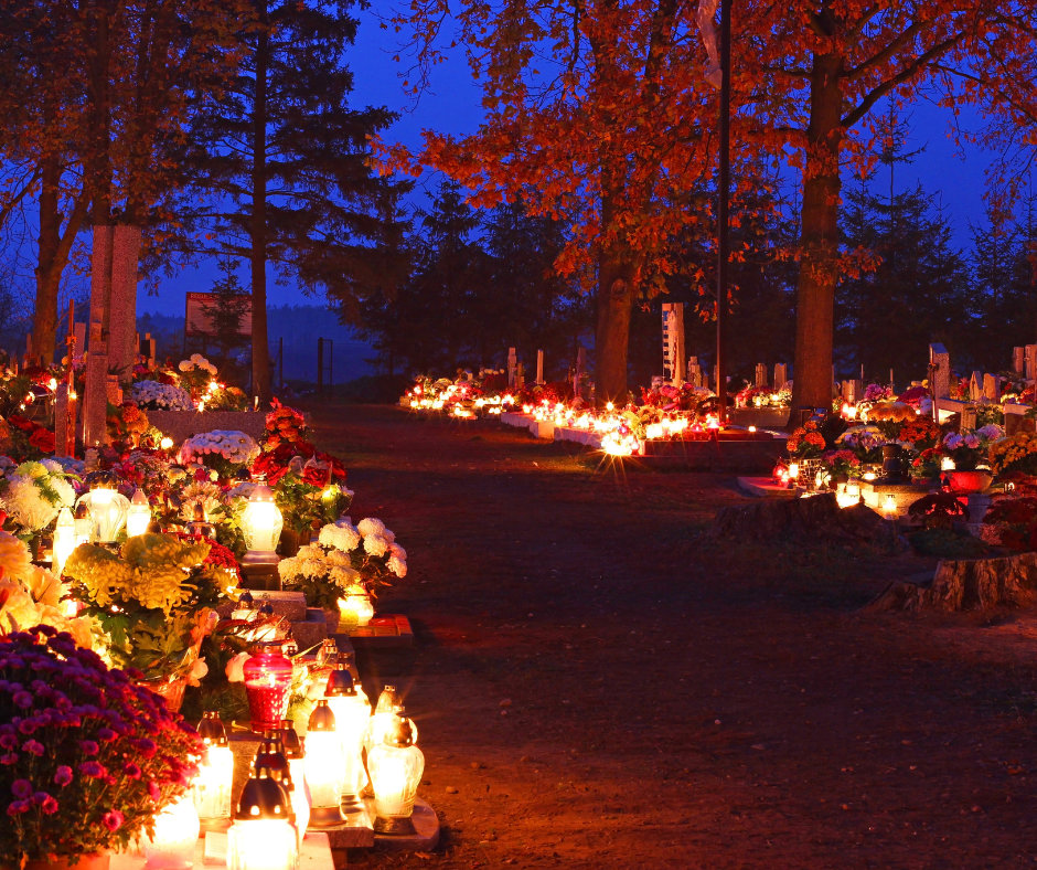 Cmentarz nocą Cmentarz podczas Wszystkich Świętych