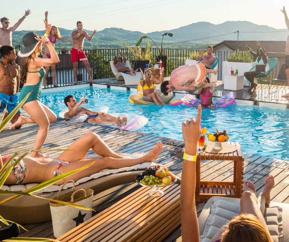 Impreza przy basenie
