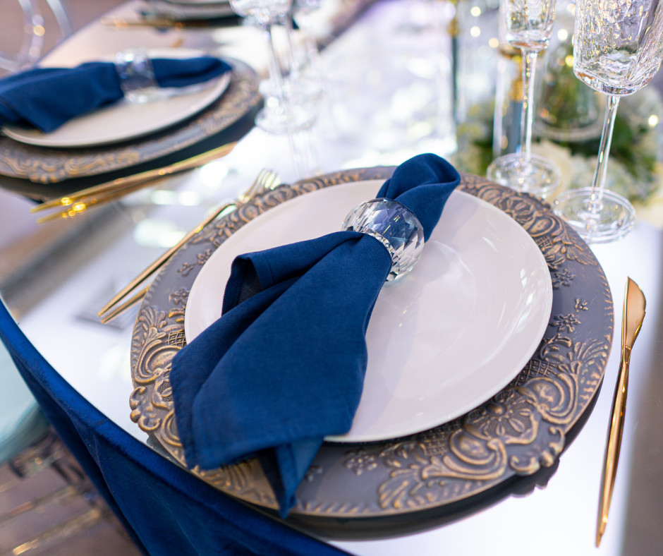 Świąteczne akcenty na stole Niebieskie dekoracje stołu
