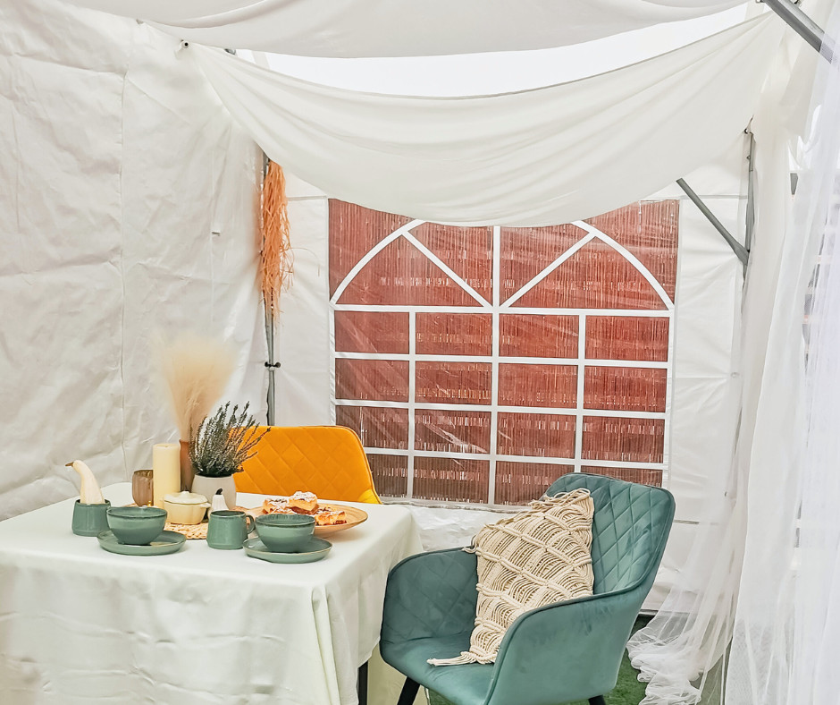 Strefa relaksu w namiocie z oknami witrażowymi