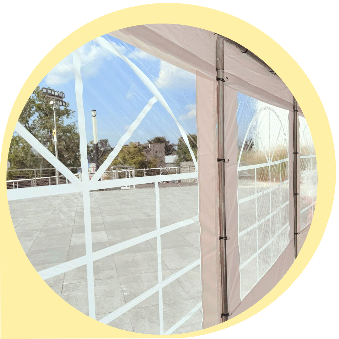 Eleganckie okna witrażowe w namiocie imprezowym