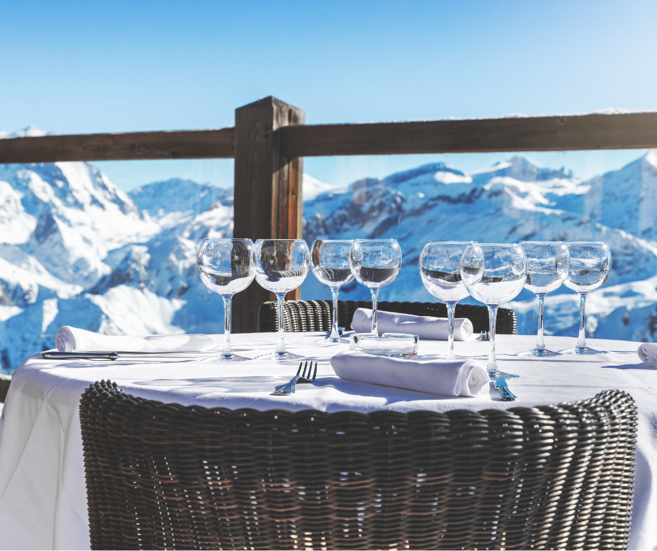 Zimowa restauracja z widokiem na góry