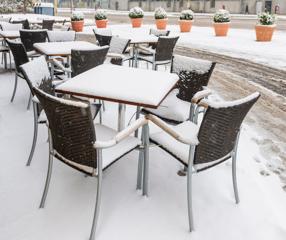 Zaśnieżone stoliki w plenerowej restauracji