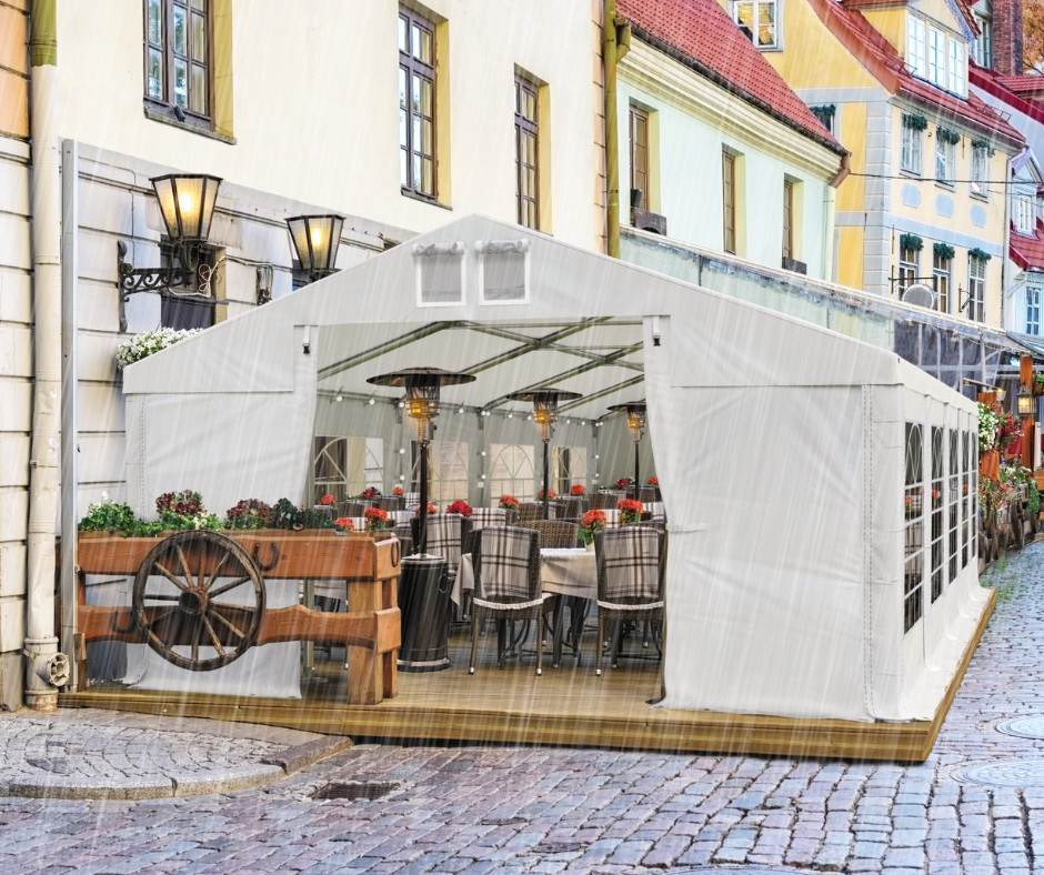 Ogródek restauracyjny w namiocie gastronomicznym chłodną porą